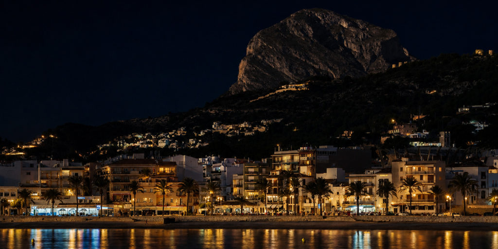 Vista nocturna del alumbrado público de Jávea que será objeto de la mejora.