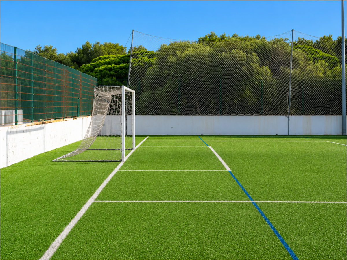 En el campo de fútbol del Sami, en Ciutadella, ARTECOIN desarrollará el proyecto ejecutivo de una instalación fotovoltaica de 28 kWp de potencia, junto con un sistema de acumulación de 50 kWh.