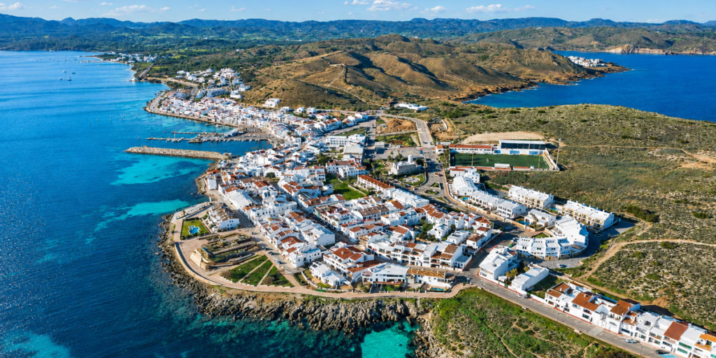 Artecoin redactará dos proyectos fotovoltaicos con baterías en campos de fútbol de Menorca