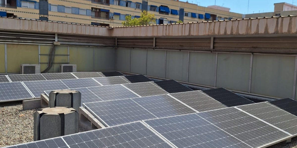 El proyecto prevé la instalación de placas fotovoltaicas en una cincuentena de edificios municipales, entre ellos centros de educación infantil, bibliotecas, parques de bomberos y centros de personas mayores