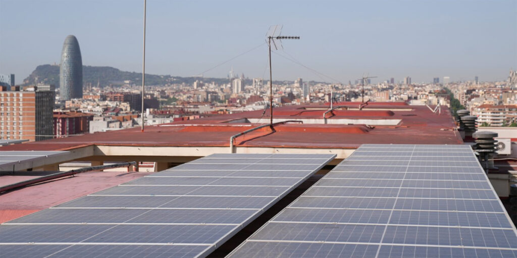 Barcelona abre la cesión de diez cubiertas municipales para proyectos de autoconsumo compartido