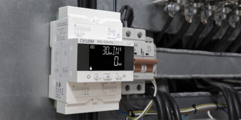 El relé WRU-100A de Circutor integra protección diferencial y monitorización de fugas