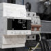 El relé WRU-100A de Circutor integra protección diferencial y monitorización de fugas