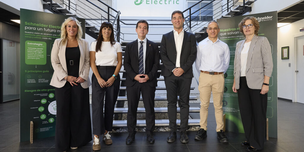 De izquierda a derecha: Garbiñe Basterra, directora general de Transición Energética y Digital, I+D+i Empresarial y Emprendimiento, Itziar Imaz, alcaldesa de Puente la Reina, Mikel Irujo, consejero de Industria y de Transición Ecológica y Digital Empresarial, Adrián Castillo, director de la planta, Gabriel Aizpun, responsable de industrialización de la planta, y Amparo Echeverría, líder de Agilidad en el centro de I+D de la planta. Foto cedida por el Gobierno de Navarra.