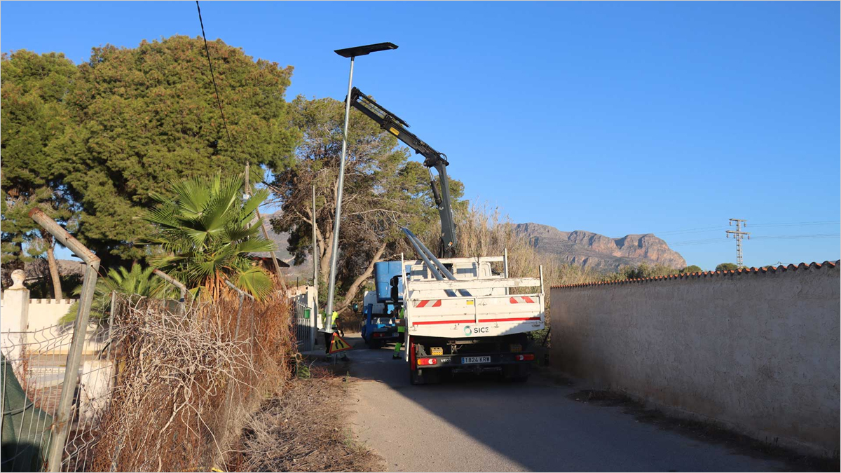 En marcha la instalación de luminarias LED y solares en los caminos rurales de Benidorm