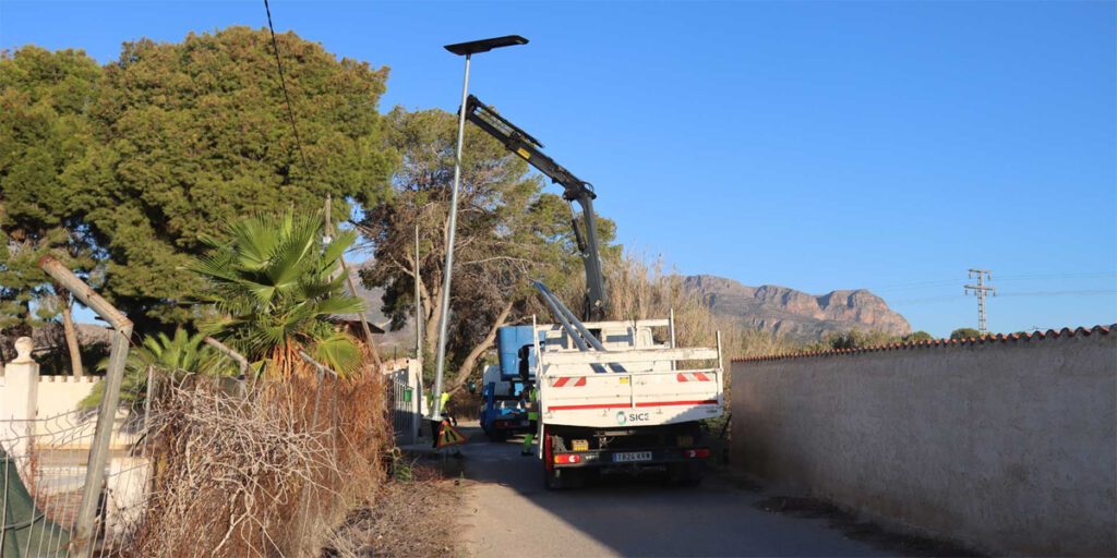 El plazo de colocación de las nuevas farolas con tecnología solar es de tres meses y abarca seis caminos y a numerosas ubicaciones dispersas