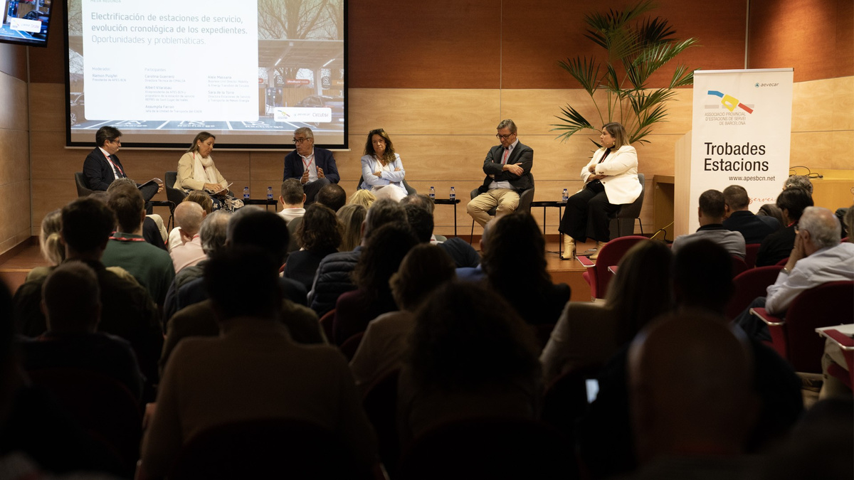 Ponentes y asistentes a una mesa redonda sobre electrificación de estaciones de servicio en la sede de Circutor.