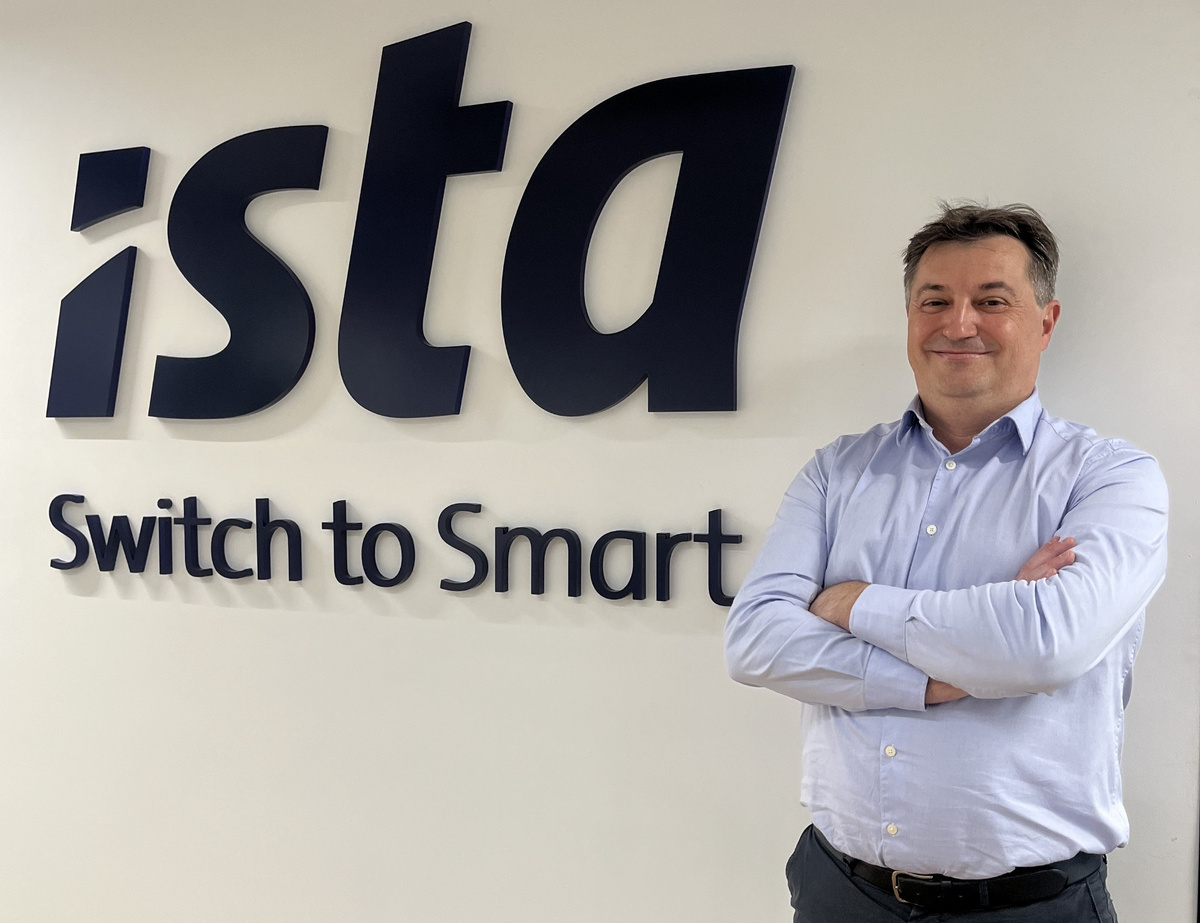 Benito Mediero Lozano, director del área de Smart Technologies de ista España, junto al logotipo de la empresa.