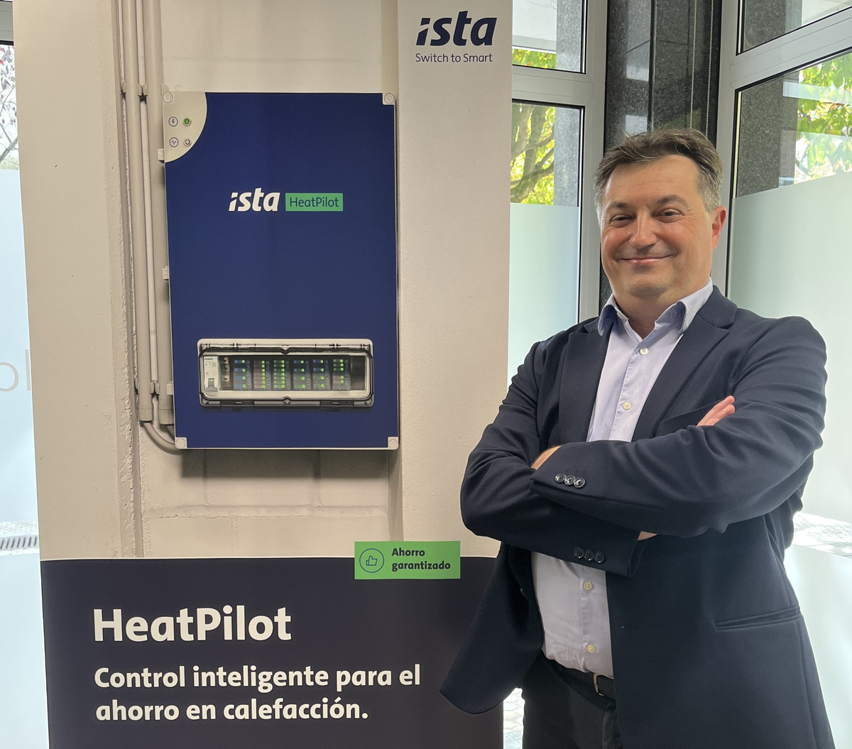 Benito Mediero Lozano junto a un panel de HeatPilot, solución de ista para el control de la calefacción.
