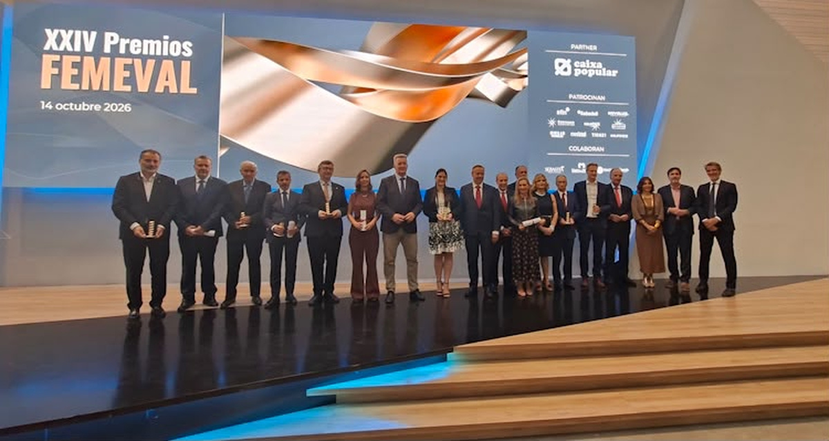 Foto de grupo en el escenario de los XXIV Premios Femeval.