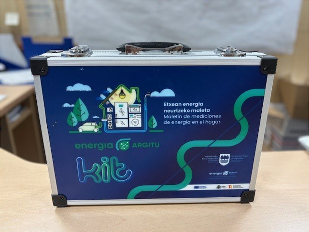 Maletín Energía Argitu con herramientas domésticas para medir consumo y diagnosticar la eficiencia energética en Eibar